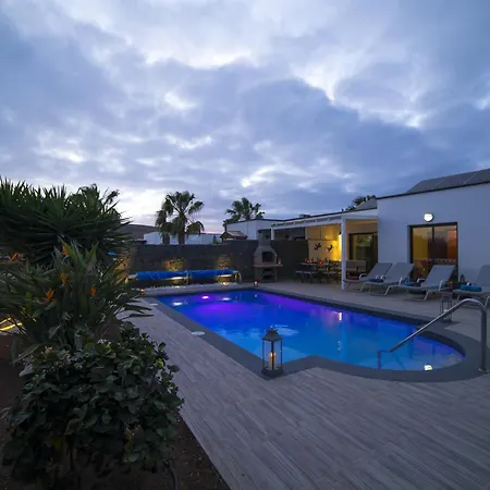Extraordinary 3 Bedrooms Naraku Spacious Sun Terrace Outdoor Pool, Hot Tub And Bbq
