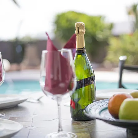 Extraordinary 3 Bedrooms Naraku Spacious Sun Terrace Outdoor Pool, Hot Tub And Bbq Villa *