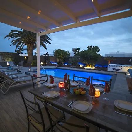 Extraordinary 3 Bedrooms Naraku Spacious Sun Terrace Outdoor Pool, Hot Tub And Bbq * Playa Blanca (Lanzarote)