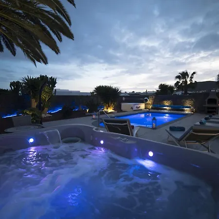 Extraordinary 3 Bedrooms Naraku Spacious Sun Terrace Outdoor Pool, Hot Tub And Bbq Villa Playa Blanca (Lanzarote)