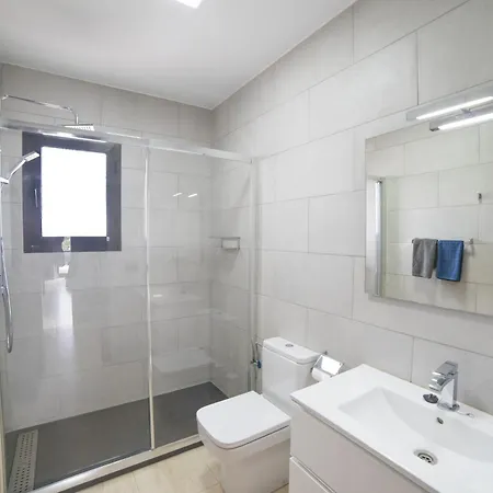 Extraordinary 3 Bedrooms Naraku Spacious Sun Terrace Outdoor Pool, Hot Tub And Bbq *