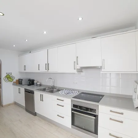 Extraordinary 3 Bedrooms Naraku Spacious Sun Terrace Outdoor Pool, Hot Tub And Bbq