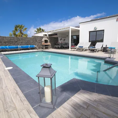 Extraordinary 3 Bedrooms Naraku Spacious Sun Terrace Outdoor Pool, Hot Tub And Bbq Villa Playa Blanca (Lanzarote)