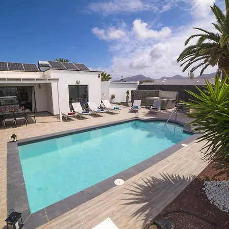 Extraordinary 3 Bedrooms Naraku Spacious Sun Terrace Outdoor Pool, Hot Tub And Bbq