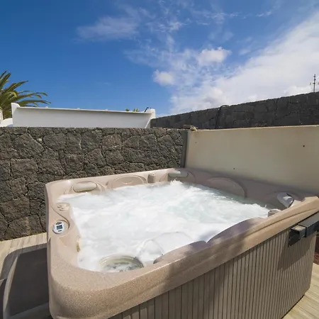 Villa Extraordinary 3 Bedrooms Naraku Spacious Sun Terrace Outdoor Pool, Hot Tub And Bbq Playa Blanca (Lanzarote)
