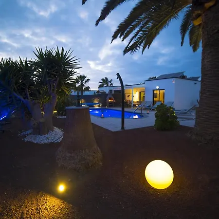 Extraordinary 3 Bedrooms Naraku Spacious Sun Terrace Outdoor Pool, Hot Tub And Bbq Villa Playa Blanca (Lanzarote)
