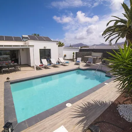 Extraordinary 3 Bedrooms Naraku Spacious Sun Terrace Outdoor Pool, Hot Tub And Bbq