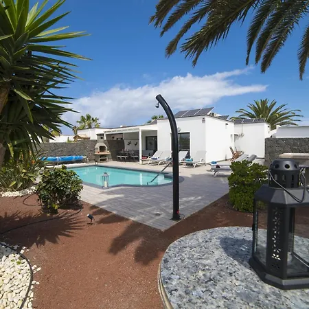 Extraordinary 3 Bedrooms Naraku Spacious Sun Terrace Outdoor Pool, Hot Tub And Bbq Villa Playa Blanca (Lanzarote)