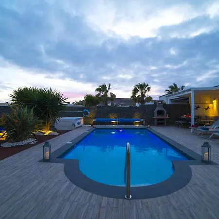 Villa Extraordinary 3 Bedrooms Naraku Spacious Sun Terrace Outdoor Pool, Hot Tub And Bbq Playa Blanca (Lanzarote)