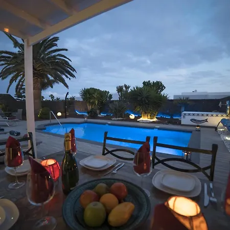 Extraordinary 3 Bedrooms Naraku Spacious Sun Terrace Outdoor Pool, Hot Tub And Bbq *