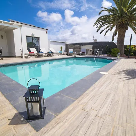 Extraordinary 3 Bedrooms Naraku Spacious Sun Terrace Outdoor Pool, Hot Tub And Bbq * Playa Blanca (Lanzarote)