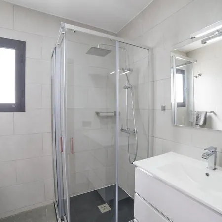 Extraordinary 3 Bedrooms Naraku Spacious Sun Terrace Outdoor Pool, Hot Tub And Bbq