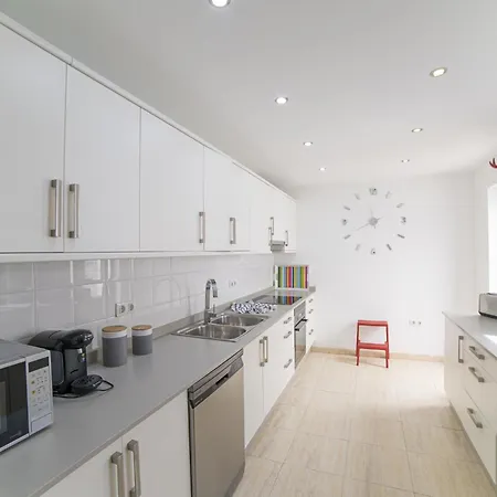 Extraordinary 3 Bedrooms Naraku Spacious Sun Terrace Outdoor Pool, Hot Tub And Bbq *