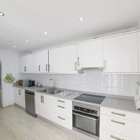 Extraordinary 3 Bedrooms Naraku Spacious Sun Terrace Outdoor Pool, Hot Tub And Bbq Villa